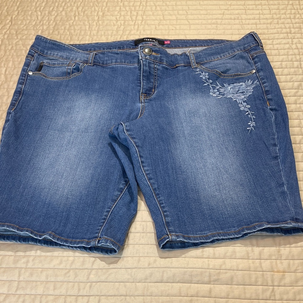 TORRID WOMENS SIZE 22 plus Blue Jean Shorts with Floral Detail on pocket